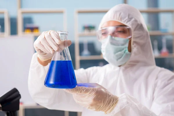 Mannelijke biotechnologie wetenschapper chemicus werken in het lab — Stockfoto