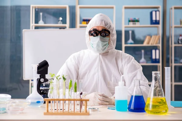 Hombre biotecnológico científico químico que trabaja en el laboratorio —  Fotos de Stock