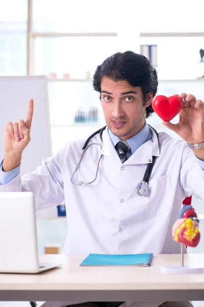 ホワイト ボードの前で若いハンサムな医者心臓 — ストック写真