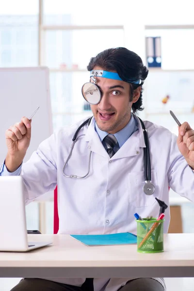 Młody przystojny lekarza otolaryngologa przed tablicy — Zdjęcie stockowe