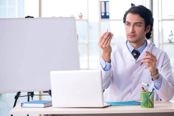 Joven médico guapo delante de la pizarra —  Fotos de Stock