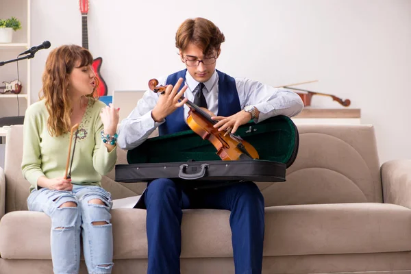Ung kvinna under musiklektion med manlig lärare — Stockfoto