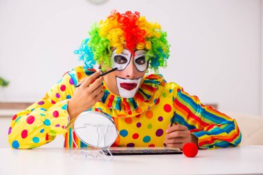 Erkek palyaço evde perfomance için hazırlanıyor 