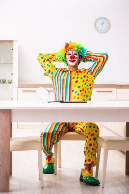 Erkek palyaço evde perfomance için hazırlanıyor 