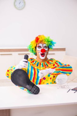 Erkek palyaço evde perfomance için hazırlanıyor 