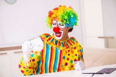 Erkek palyaço evde perfomance için hazırlanıyor 