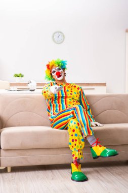 Erkek palyaço evde perfomance için hazırlanıyor 