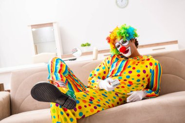 Erkek palyaço evde perfomance için hazırlanıyor 