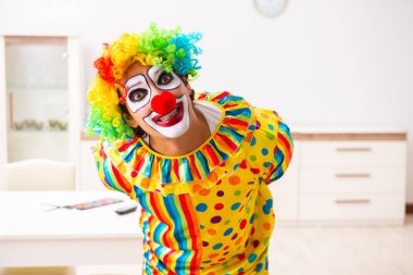 Erkek palyaço evde perfomance için hazırlanıyor 