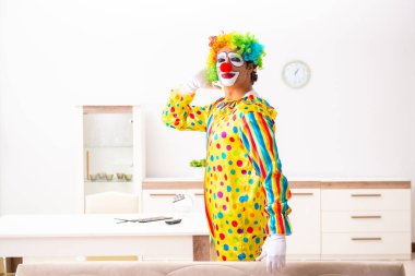 Erkek palyaço evde perfomance için hazırlanıyor 