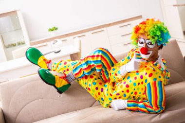 Erkek palyaço evde perfomance için hazırlanıyor 