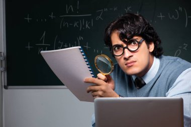 Kara tahta önünde genç matematik öğretmeni