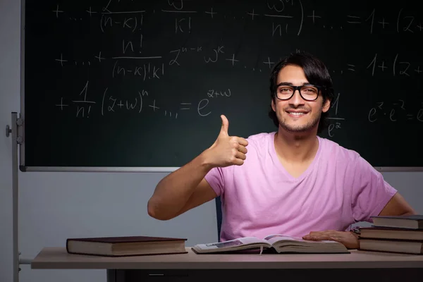 Joven estudiante masculino sentado en el aula —  Fotos de Stock