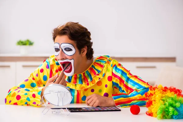 Clown masculin se préparant à la parfumerie à la maison — Photo
