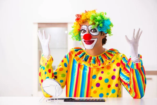 Мужской клоун готовится к выступлению дома — стоковое фото