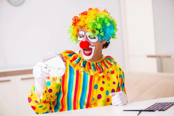 Erkek palyaço evde perfomance için hazırlanıyor 