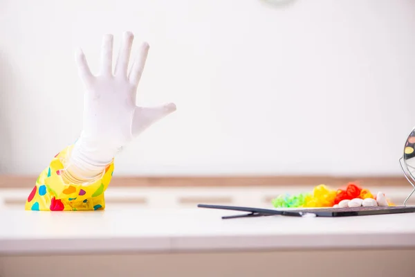 Palhaço macho se preparando para a perfomance em casa — Fotografia de Stock