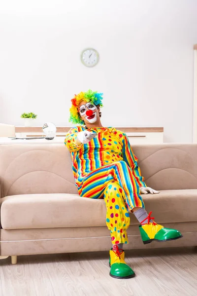 Manliga clown förbereder för perfomance hemma — Stockfoto