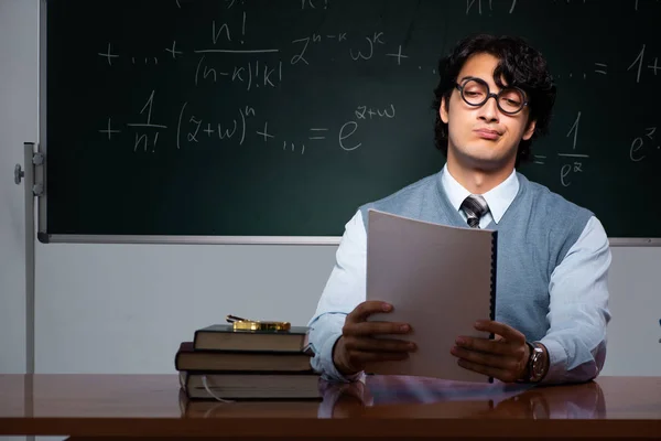 Junge Mathelehrerin vor der Tafel — Stockfoto