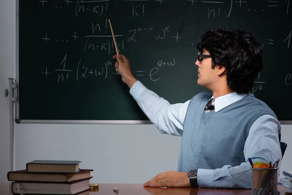 Guru matematika muda di depan papan tulis — Stok Foto