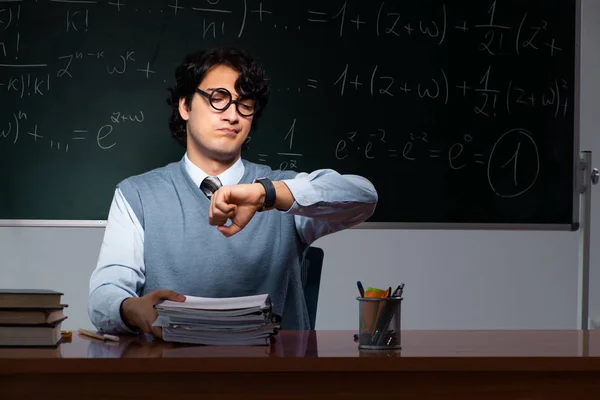 Joven profesor de matemáticas frente a pizarra — Foto de Stock
