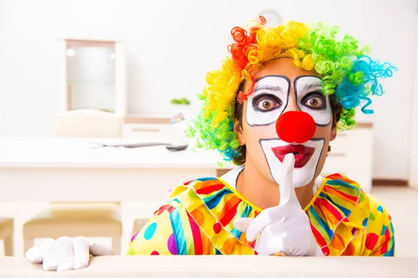 Male clown preparing for perfomance at home — Stock Photo, Image