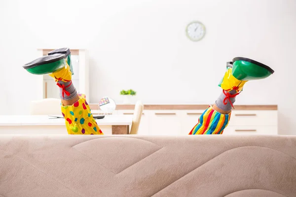 Clown bereitet sich zu Hause auf Auftritt vor — Stockfoto