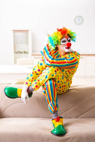 Чоловічий клоун готується до перфекціонізму вдома — стокове фото