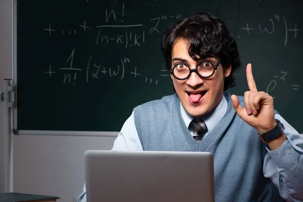 Junge Mathelehrerin vor der Tafel — Stockfoto