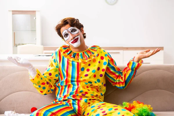 Erkek palyaço evde perfomance için hazırlanıyor 