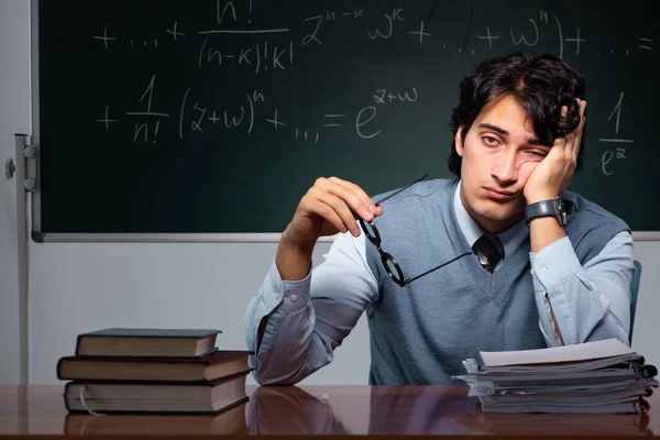 Kara tahta önünde genç matematik öğretmeni — Stok fotoğraf