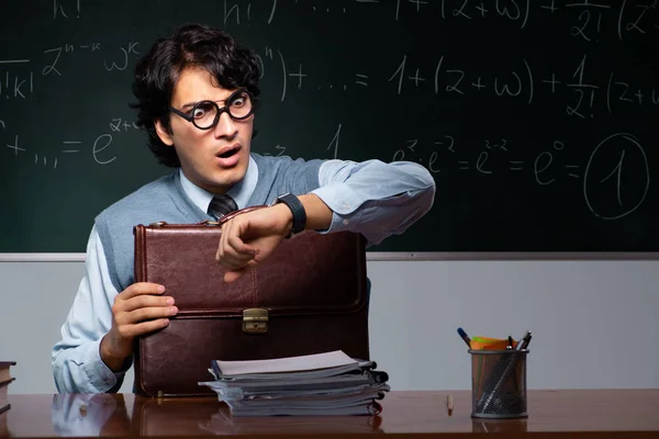 Jonge wiskundeleraar voorkant schoolbord — Stockfoto