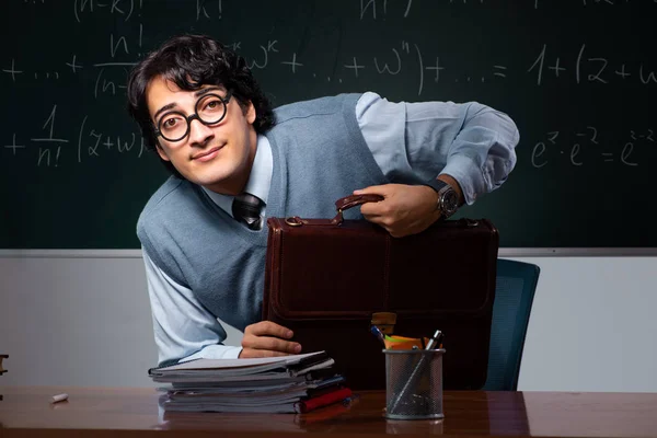 Νεαρή μαθηματικός μπροστά από μαυροπίνακα — Φωτογραφία Αρχείου