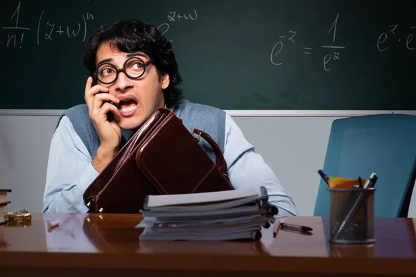 Jeune professeur de mathématiques devant un tableau — Photo