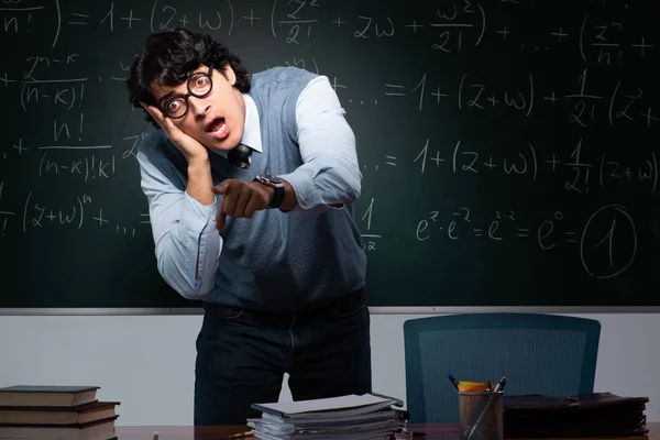 Jeune professeur de mathématiques devant un tableau — Photo