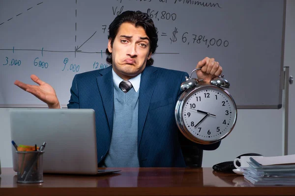 Finansiell specialist jobbar sent på kontoret — Stockfoto