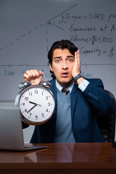 Especialista financiero trabajando hasta tarde en la oficina — Foto de Stock