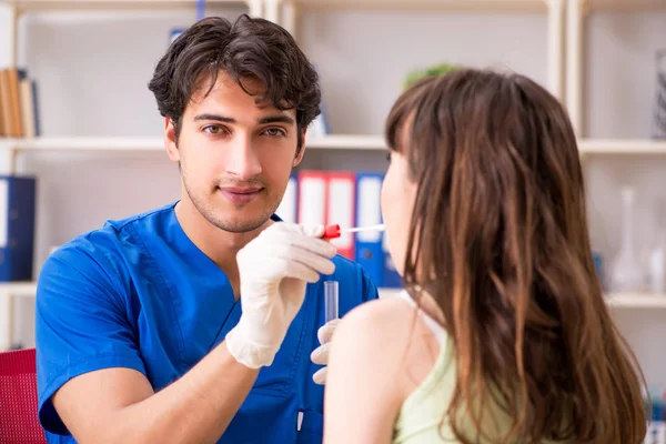 Medico ottenere campione di prova della saliva in ospedale clinica — Foto Stock