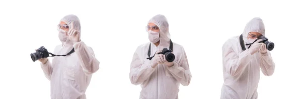 Specialista forense in tuta protettiva scattare foto su bianco — Foto Stock