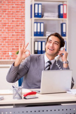 Ofiste çalışan genç bir işadamı.