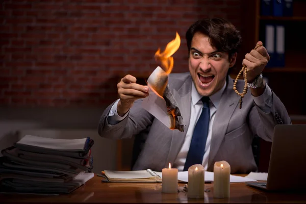 Zakenman branden het bewijs laat in office — Stockfoto