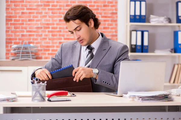 Jeune homme d'affaires travaillant dans le bureau — Photo