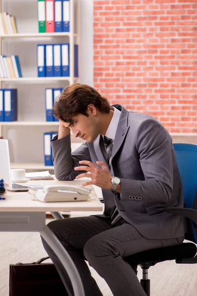 Giovane uomo d'affari che lavora in ufficio — Foto Stock