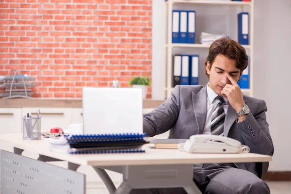 Jeune homme d'affaires travaillant dans le bureau — Photo