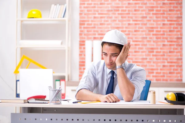 Bauleiter arbeitet an Bauplänen — Stockfoto