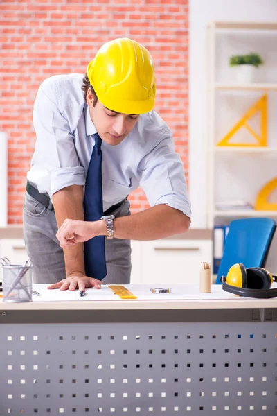 Construction supervisor working on blueprints — Stock Photo, Image