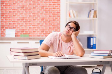 Üniversite sınavlarına hazırlanan genç bir öğrenci.