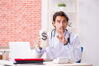 Hastanede çalışan genç bir doktor.