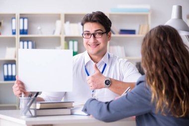 Satış yardımcısı müşteriyle işlemi tartışıyor