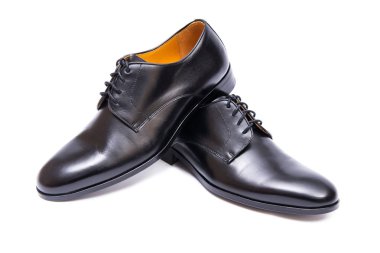 Siyah ayakkabılar beyaz arkaplanda izole edilmiş